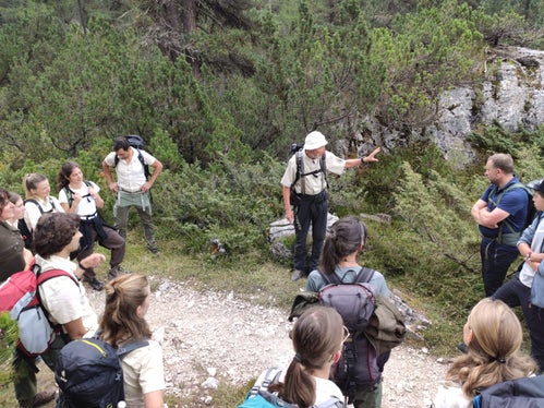 Wanderleiter Alfred Erardi (Mitte)  informierte über die Höhle und die Biologie des längst ausgestorbenen Höhlenbären Ursus ladinicus. (Foto: LPA/Landesamt für Natur) 