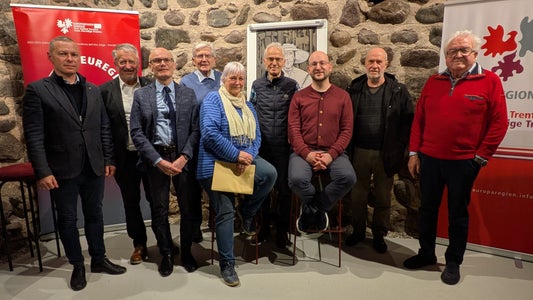 Foto di gruppo dopo il Giovedì culturale dell'Euregio: da sinistra il segretario generale dell'Euregio Christoph von Ach, l'ex membro del Consiglio nazionale austriaco Erwin Niederwieser (Società Gaismair di Innsbruck), il moderatore Hannes Obermair, Heinz Barta (Società Gaismair di Innsbruck), Ulrike Kindl, Günther Pallaver, Josef Prackwieser (entrambi Società Gaismair di Bolzano), Walter Eccli (Cirolo Gaismayr Trento), Walter Hengl (Società Gaismair Innsbruck) (Foto: Euregio/Armin Gluderer)