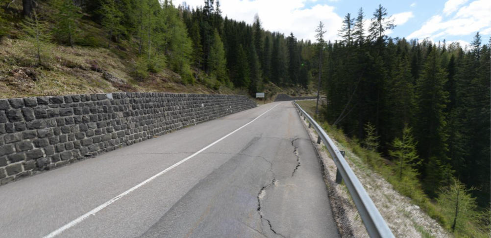 Un tratto della strada provinciale (SP 37) che porta al Passo di Valparola presenta notevoli crepe nell'asfalto e avvallamenti. La tratta verrà ora risistemata verrà riparato. (Foto: ASP/Ripartizione Infrastrutture)