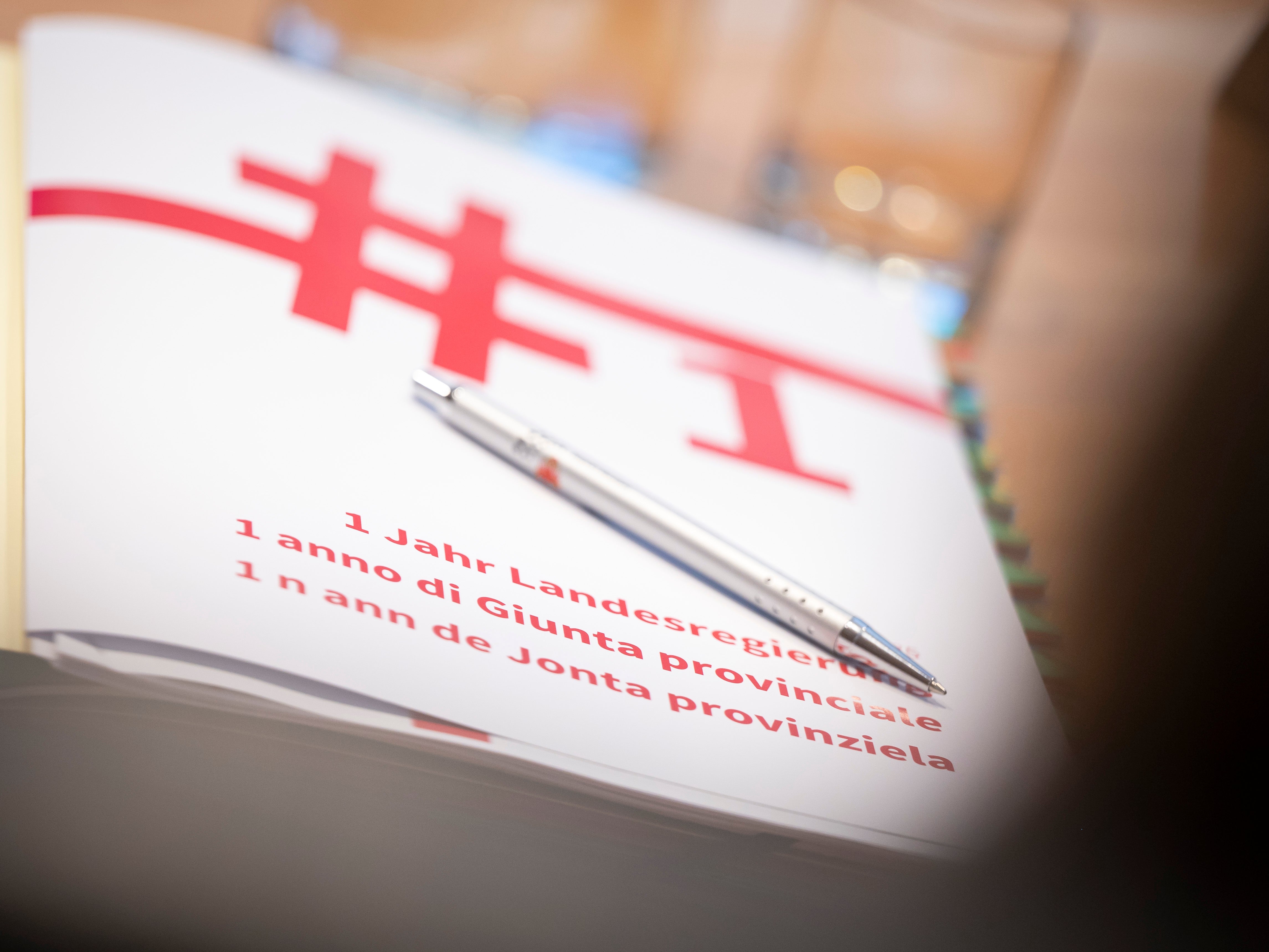 Über Ihre Erfahrungen in der Landesregierung nach einem Jahr Arbeit sprechen die Landesräte Alfreider und Bianchi am 7. Februar in Bozen. Sie präsentieren auch zukünftige Projekte und politische Schwerpunkte und stellen sich den Fragen der Medien. (Foto: LPA/FAbio Brucculeri)