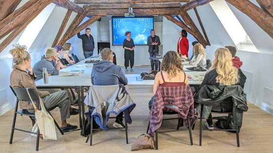 Zwei Tage lang wird der EuregioYoungJury am Euregio-Sitz im Waaghaus in Bozen das nötige Rüstzeug zur Bewertung von Kinofilmen mitgegeben (Foto: Euregio)