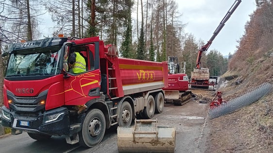 Nella giornata del 6 febbraio, il Servizio strade della Provincia, in collaborazione con i geologi provinciali, ha effettuato i lavori di risanamento lungo la carreggiata, necessari a riaprire il traffico in piena sicurezza. (Foto: USP/Dipartimento Infrastrutture e Mobilità)