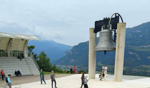 Compresa nel programma dell'Accademia dell'Euregio la visita alla Campana dei caduti di Rovereto, espressione del ricordo delle vittime di guerra e simbolo di pace (Foto: Fondazione Trentina Alcide De Gasperi)