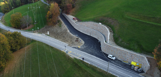 Die Einfahrt von der Grödner Staatsstraße in Richtung Albions wurde bereits vom Land sicherer gestaltet. Nun kommt ein Eingriff zur Wasserableitung hinzu. (Foto: LPA/Landesabteilung Tiefbau)