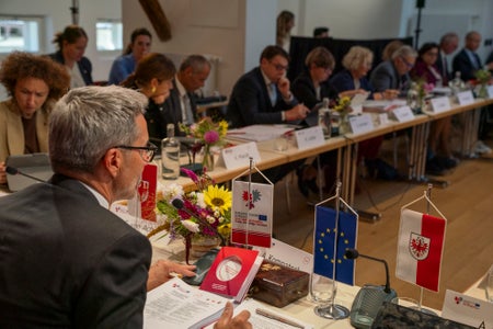 Il presidente uscente dell'Euregio, il presidente della Provincia autonoma di Bolzano Arno Kompatscher, ha presieduto l'Assemblea dell'Euregio il 25 settembre 2025 a Salorno. (Foto: USP/Daniel von Johnston)