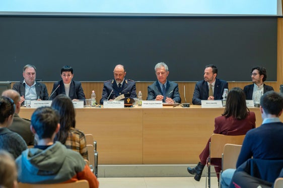 Il podio degli interventi istituzionali: da sinistra il direttore della Ripartizione Informatica Josef T. Hofer, l’assessora provinciale alla Sicurezza Ulli Mair, l'ispettore superiore tecnico Corrado Palmarin, il Vicario del Questore Giorgio Augusto Porroni, l'assessore provinciale alla Scuola e cultura italiana Marco Galateo e l’ispettore amministrativo dell’Ufficio politiche giovanili Fabio Raffaelli.