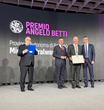 Alla cerimonia di premiazione l'assessore provinciale Luis Walcher (secondo da sinistra), il vincitore del premio Michael Bradlwarter e il direttore generale di Veronafiere Adolfo Rebughini. (Foto: USP/Sabine Pitscheider)