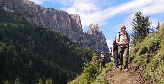 Die Wanderung des Geologensteiges zahlt sich nicht nur wegen der geologischen Besonderheiten aus – sie ist auch landschaftlich sehr schön. Immer wieder ergeben sich entlang des Weges imposante Ausblicke. (Foto: LPA/Landesamt für Natur)