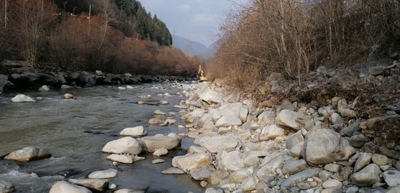 Vorher: Das eingetiefte Bachbett des Eisacks bei Oberau und die unterspülte rechtsseitige Uferverbauung (Foto: LPA/Landesamt für Wildbach- und Lawinenverbauung Nord)
