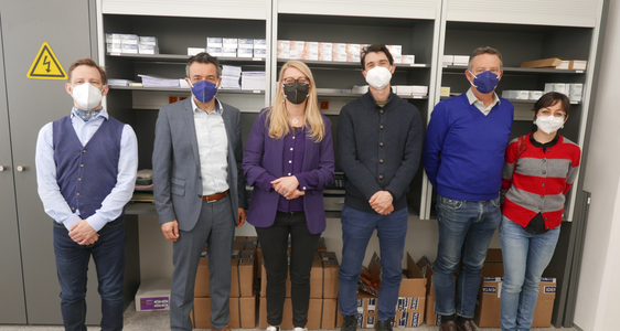 Beim Ortsaugenschein im SIZ (v.l.n.r.): Leslie Wiss, Joachim Dejaco, Gunde Bauhofer, Florian Oberhuber, Patrick Dejaco und Rossella Grisafi (Foto: LPA/STA/Elisa Zambiasi)