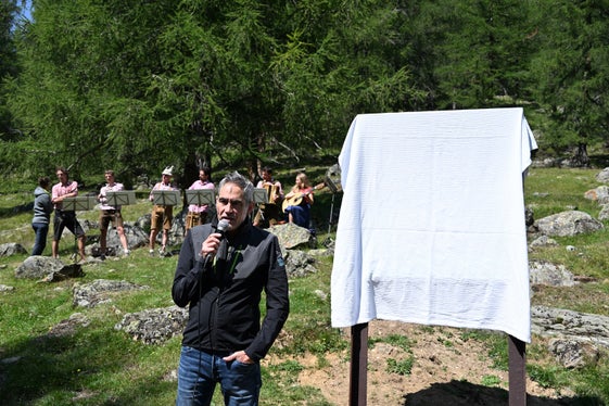 Hanspeter Gunsch vom Nationalpark Stilfserjoch bei der Eröffnung am 25. Juli; im Hintergrund die Walburger Tanzlmusi. (Foto: LPA/Landesamt für Geologie und Baustoffprüfung)(Foto: LPA/Landesamt für Geologie und Baustoffprüfung)