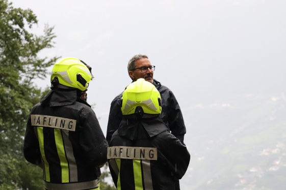 Bevölkerungsschutzlandesrat und Landeshauptmann Arno Kompatscher beim Lokalaugenschein bei der Anbruchstelle der Rutschung in Hafling (Foto: LPA/Maja Clara)