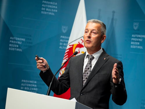 Mit dieser Regelung erhöhen wir nicht nur die Anzahl der verfügbaren Wohnungen auf dem Markt, sondern sorgen auch dafür, dass diese für den Mittelstand leistbar sind, betonte Landesrat Peter Brunner. (Foto: LPA/Fabio Brucculeri)