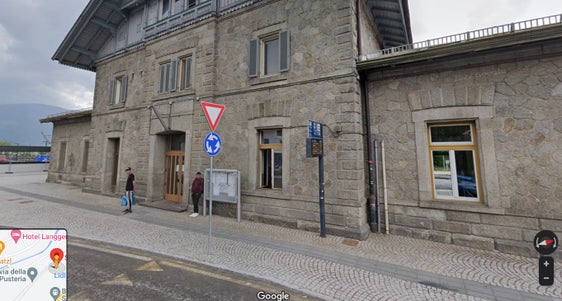Das Hauptgebäude am Bahnhof Bruneck: Für die Sanierung und Aufwertung sucht das Land Südtirol auch um Gelder aus dem staatlichen Wiederaufbaufonds (PNRR) an. (Foto: Google Street View)