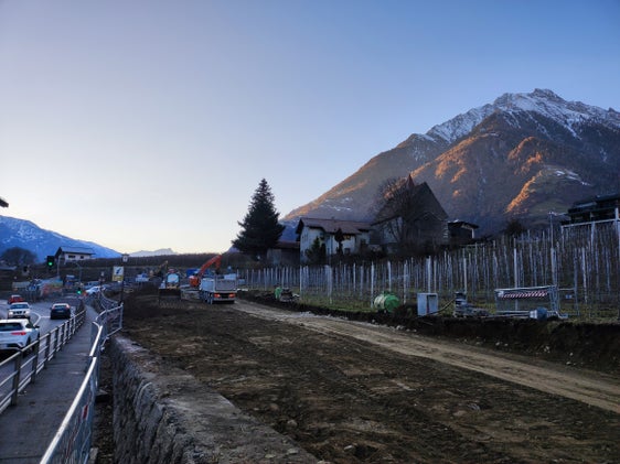 La nuova rotatoria sulla strada statale della Val Venosta, nei pressi di Parcines, è attualmente in costruzione. Ciò richiederà la chiusura della strada il 18 e il 19 dicembre. (Foto: USP)