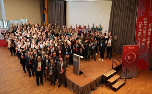Giornata dei Musei dell'Euregio 2025 a Galtür: circa 130 esperti museali provenienti dal Tirolo, dall'Alto Adige e dal Trentino hanno discusso del ricambio generazionale e del volontariato nei musei. (Foto: Euregio/Armin Gluderer)