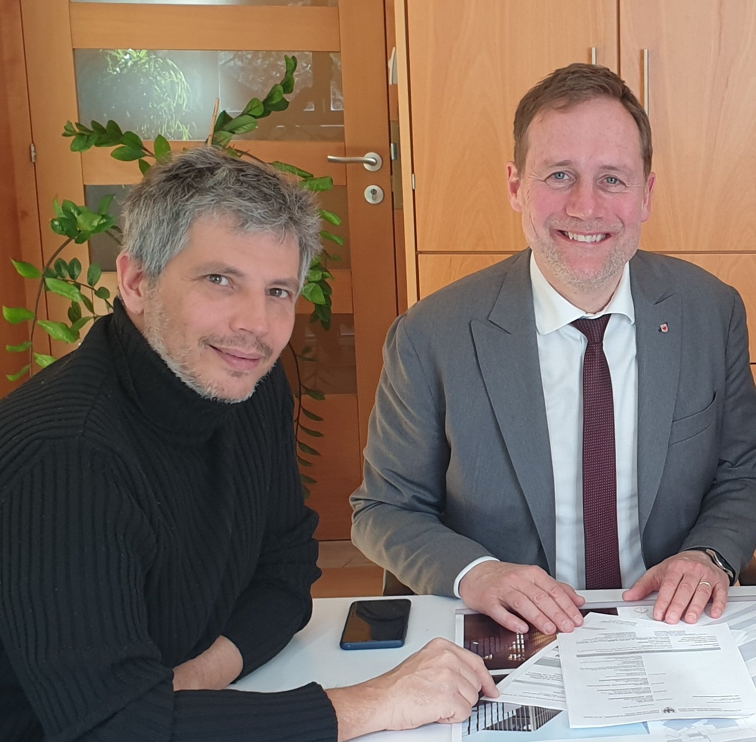 L'assessore all'Edilizia pubblica e Patrimonio, Massimo Bessone (dx), insieme al direttore dell'Ufficio edilizia Ovest, Andrea Sega (Foto: ASP)