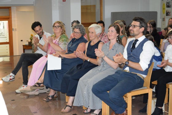 Ehrengäste mit Tisner Lehrpersonen (von rechts): Bürgermeister von Tisens Christoph Holzner, Klassenlehrerin der dritten Klasse Veronika Knoll, Martha Nussbaumer Lex, Bezirksbäuerin Heidi Innerhofer Margesin, Klassenlehrerin der vierten Klasse Priska Hell und Italienischlehrer David Spechtenhauser (Foto: LPA/Fachschule für Hauswirtschaft und Ernährung Tisens)
