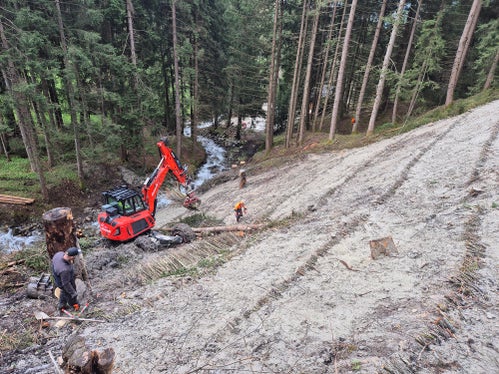 Archivbild: Nach der Rutschung nach Starkregen am Bacheinhang des Gruipbaches war die Wildbachverbauung ab dem 3. April 2025 am Werk. (Foto: LPA/Amt für Wildbach- und Lawinenverbauung Ost in der Agentur für Bevölkerungsschutz)