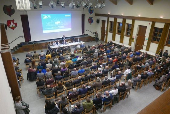 Rund 400 Interessierte waren bei der Vorstellung der Vorhaben für Mobilität und Hochwasserschutz in Innichen mit dabei. Die Projekte wurden von den Landesräten Alfreider und Schuler sowie den Technikern vorgestellt. (Foto: LPA/Ingo Dejaco)