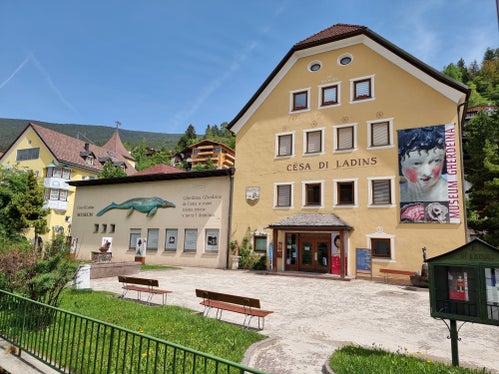 In der Cësa di Ladins in St. Ulrich ist seit 1960 das Museum Gherdëina untergebracht; in den darauffolgenden Jahren bot die Cësa di Ladins Raum für das Theater, die Bibliothek Anda Malia da Cudan, den Sitz der Union di Ladins de Gherdëina, die Redaktion der Wochenzeitung Usc di Ladins und die Union Generela di Ladins dla Dolomites. Das Gebäude entspricht schon seit Längerem nicht mehr den räumlichen und sicherheitstechnischen Anforderungen des Museums und der dort untergebrachten Organisationen. (Foto: LPA/Landesabteilung Ladinische Bildungs- und Kulturverwaltung)