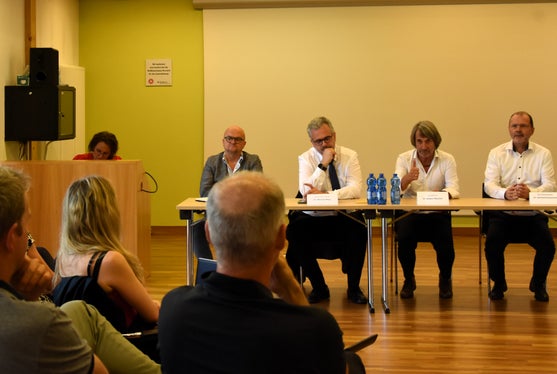 Il vicedirettore di Ripartizione Johannes Ortler, il direttore di Dipartimento Michael Mayr, l'assessore provinciale Hubert Messner e il direttore del Comprensorio sanitario di Brunico Gerhard Griessmair Messner hanno ascoltato la descrizione della situazione attuale da parte dei dirigenti e dei collaboratori e hanno raccolto suggerimenti per il futuro. (Foto: USP/Angelika Schrott)