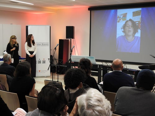 Un momento della premiazione con il collegamento video con Marta Cattani, laureata bolzanina che sta svolgendo gli studi accademici in Equador. (Foto: USP)