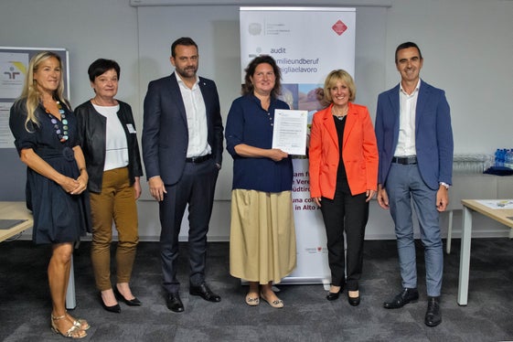 L'azienda Röchling, attiva in tutto il mondo, ha la sua sede italiana a Laives e si impegna già da 10 anni a favore della famiglia (nella foto da sinistra a destra: Maria Cristina Ghedina, la vicepresidente della Camera di Commercio Johanna Santa Falser, Luca Guella e Selenia Fornari di Röchling, l'assessora provinciale Deeg e l'amministratore delegato di Röchling, Edoardo Dotta) (Foto:ASP/Greta Stuefer)
