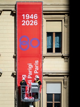 Ein gut sichtbares Banner am Landhaus 1 in Bozen macht auf das Jubiläumsjahr 2026 aufmerksam, das 80 Jahre Pariser Vertrag würdigt. (Foto: LPA/Fabio Brucculeri)