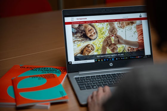 Nelle pagine web della Provincia sono disponibili informazioni sul Piano d'azione per le pari opportunità Æquitas, sulla consulenza legale gratuita alle donne e le iniziative e campagne attuali della Provincia per le pari opportunità, in collaborazione con il Servizio donna. (Foto: ASP) 