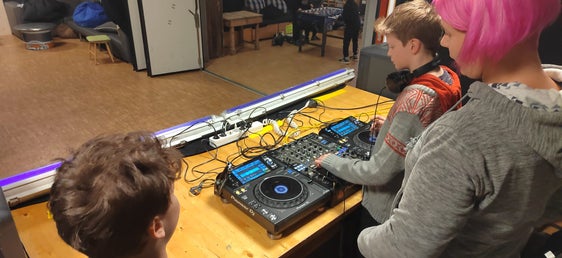 Uno sguardo all'ampia offerta del programma di cultura giovanile 2024/2025. Un evento a Lana. (Foto: USP/Ufficio Servizio giovani)