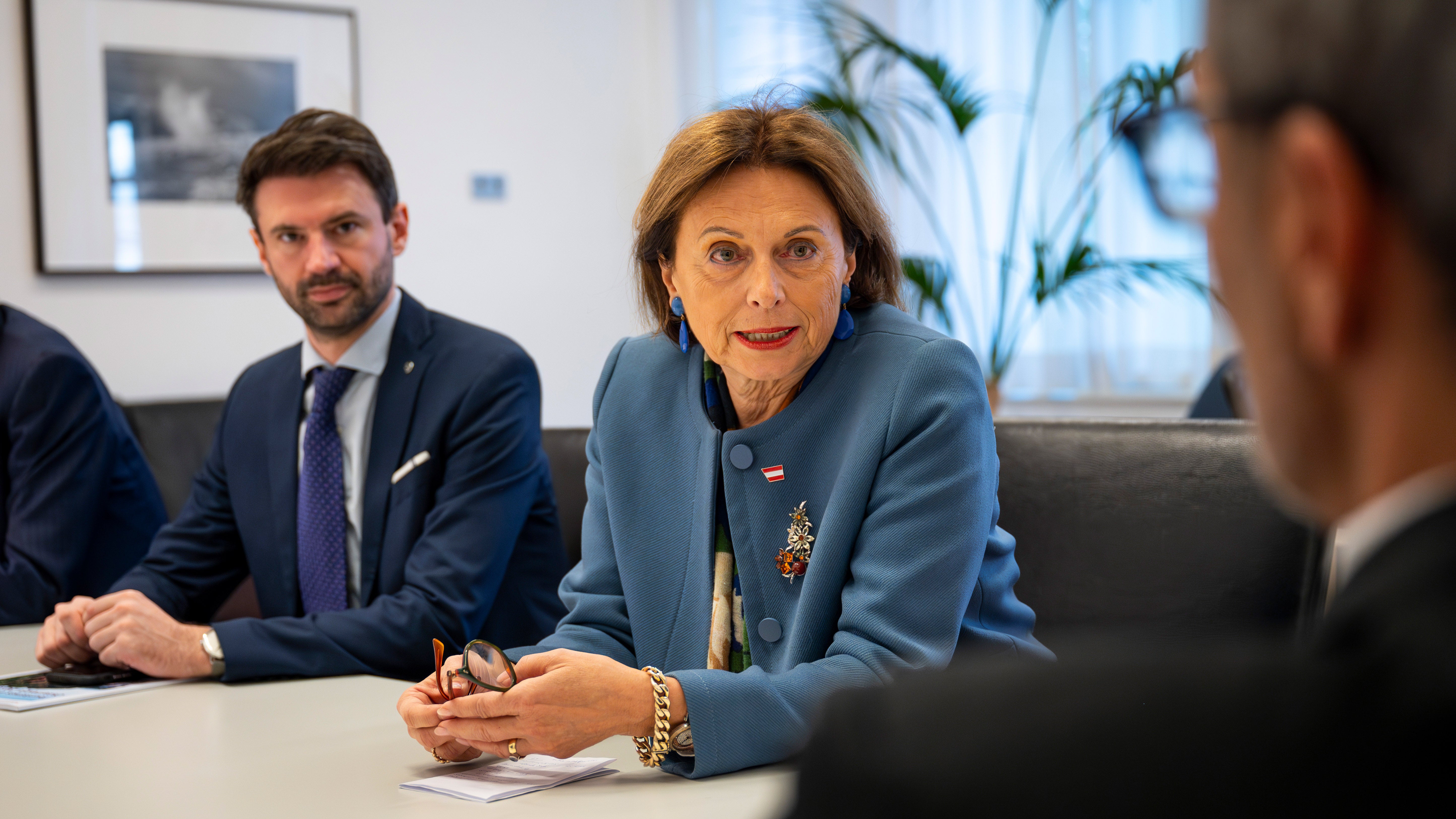 La segretaria di Stato Susanne Kraus-Winkler e Georg Kirchmair (a sinistra), consulente della Segreteria di Stato per il Turismo, hanno incontrato il presidente Arno Kompatscher per un colloquio. (Foto: USP/Fabio Brucculeri)