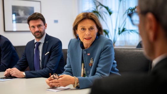 La segretaria di Stato Susanne Kraus-Winkler e Georg Kirchmair (a sinistra), consulente della Segreteria di Stato per il Turismo, hanno incontrato il presidente Arno Kompatscher per un colloquio. (Foto: USP/Fabio Brucculeri)