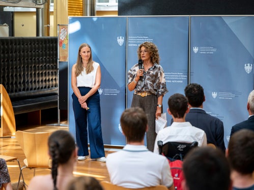 Paola Cattelan&nbsp;(a destra nella foto) e&nbsp;Margareth&nbsp;Utizi dell’Ufficio&nbsp;Assunzioni personale, referenti per tutti i tirocinanti estivi, hanno illustrato le opportunità d'inserimento e formazione che la Provincia offre ai giovani in cerca di lavoro. (Foto: USP/Fabio Brucculeri)