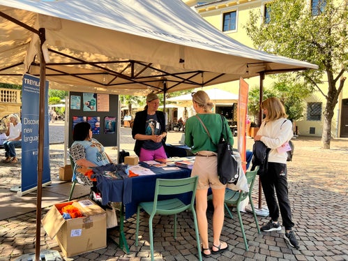 Interessierte nutzten die Gelegenheit, um sich am 12. September in Brixen über die Angebote, mit denen die eigenen Kenntnisse in Deutsch und Italienisch vertieft können oder eine neue Fremdsprachen erlernt werden kann, zu informieren.
(Foto: Amt für Weiterbildung und Sprachen/Biljana Stefanoska)