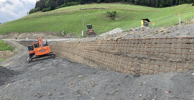 Su tre punti della strada provinciale (SP 29) per Passo delle Erbe, gli operai sono al lavoro per rendere più stabili i terrapieni stradali (Foto: ASP/Servizio strade Valle d'Isarco)