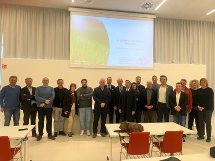La delegazione proveniente del Trentino insieme ai rappresentanti della Provincia di Bolzano durante la visita odierna al termovalorizzatore del capoluogo altoatesino (Foto: ASP)