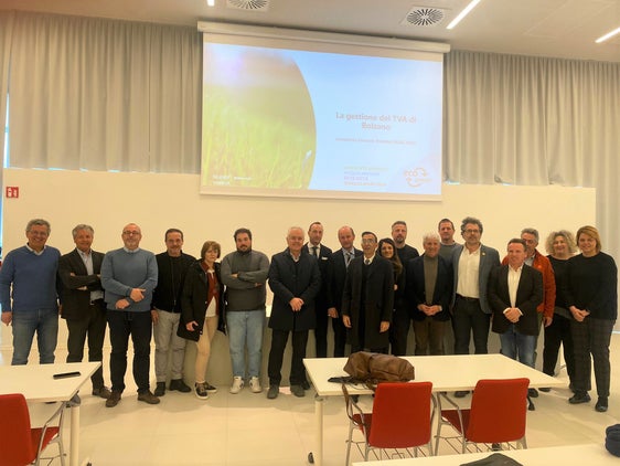 La delegazione proveniente del Trentino insieme ai rappresentanti della Provincia di Bolzano durante la visita odierna al termovalorizzatore del capoluogo altoatesino (Foto: ASP)