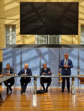 Amtsdirektor Andrea Sega, Hochbauressortchef Daniel Bedin, Landeshauptmann Arno Kompatscher und Landesrat Christian Bianchi (Foto:LPA/Gianluca Crocco) 