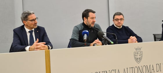 Um die A22 und die Konzessionsausschreibung ging es heute in Trient bei einem Treffen von Landeshauptmann Arno Kompatscher mit dem Minister für nachhaltige Mobilität und Infrastrukturen, Matteo Salvini, und dem Trentiner Landeshauptmann Maurizio Fugatti. (Foto: Region/Davide Cordua) 