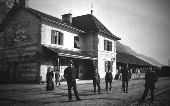Historische Aufnahme des Bahnhofs Lana-Burgstall. Für das Bahnhofsgebäude sind nun außerordentliche Instandhaltungsarbeiten am Dach vorgesehen. (Foto: LPA/Claudio Melle)