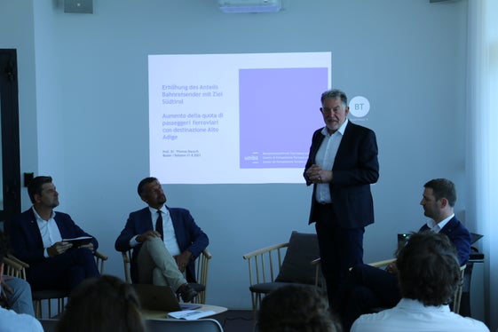 In generale, circa il 40% dei vacanzieri può immaginare di viaggiare in treno, ha riferito il professor Bausch (in piedi nella foto) illustrando i risultati dello studio (Foto: ASP/Patrick Thaler)