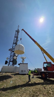 Installazione del radar meteorologico a banda X dell'Università di Leeds sulla Plose. La banda X viene utilizzata in meteorologia per i radar meteorologici che funzionano secondo il principio della riflessione delle microonde sulle nuvole e sulle precipitazioni. (Foto: USP/Ufficio provinciale Meteorologia e prevenzione valanghe/Günther Geier)