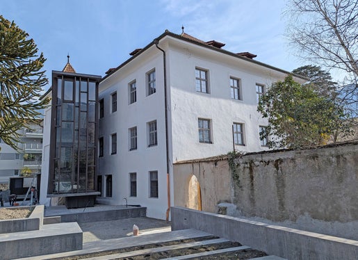 Die italienische Musikschule Vivaldi erhält neue Räumlichkeiten im Prioratsgebäude in Untermais. Im Juni soll die Fertigstellung der Arbeiten erfolgen. (Foto: Gemeinde Meran/Stefano Bolognesi)