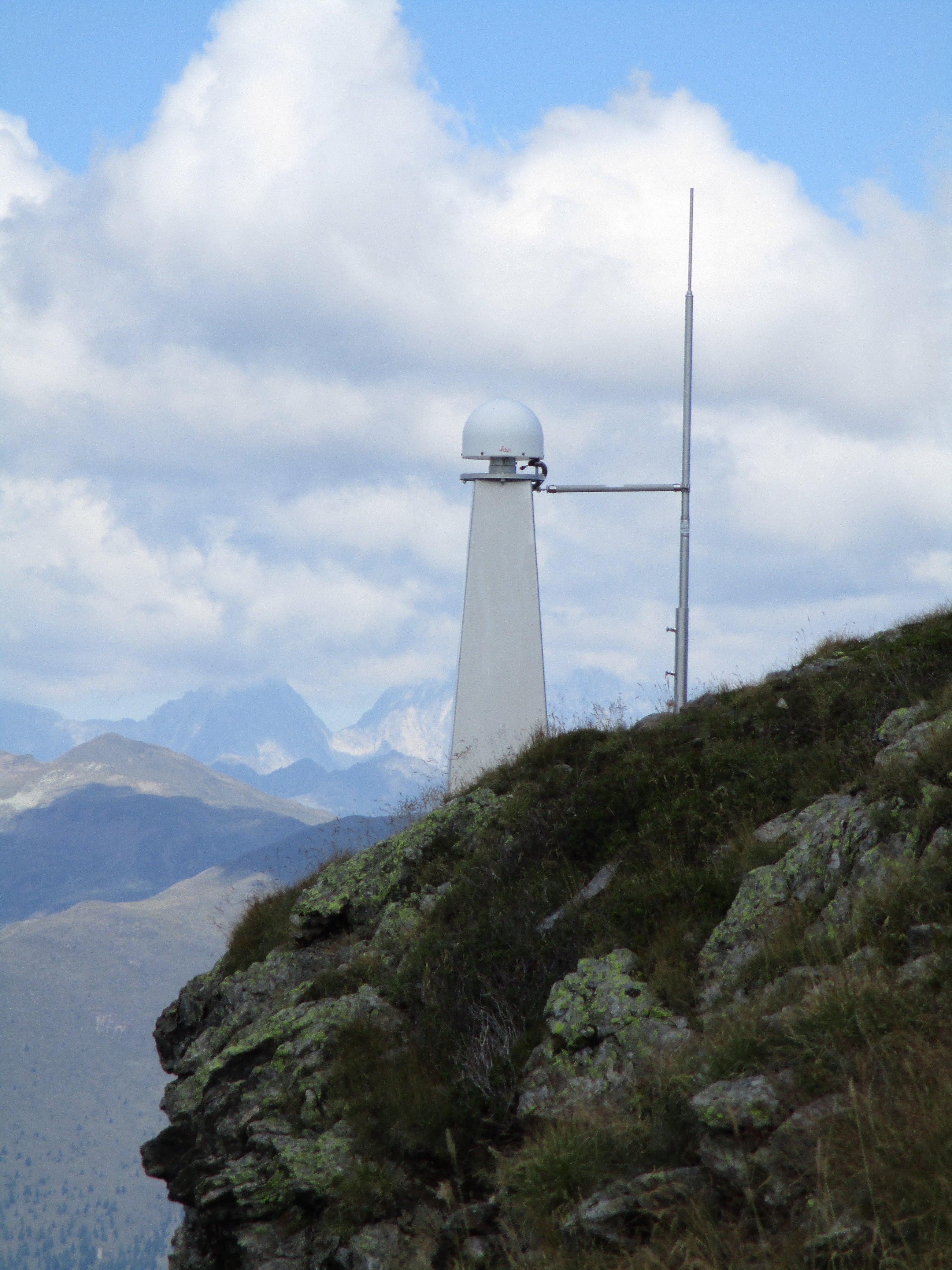Rinnovato l'accordo tra la Provincia di Bolzano e il Bundesamt für Eich- und Vermessungswesen (BEV) di Vienna che regola lo scambio reciproco di dati di diverse stazioni di riferimento per strumenti di misurazione GPS; in foto la stazione sul Monte Elmo in Val Pusteria. (Foto: USP/Ripartizione Libro fondiario e catasto) 