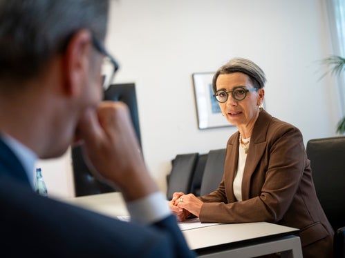 Linee guida per il linguaggio di genere negli annunci di lavoro, un convegno sul tema della violenza di genere sul luogo di lavoro e un protocollo d’intesa con l’Ispettorato del lavoro sono alcune delle iniziative previste dalla consigliera di parità Brigitte Hofer per l’anno in corso (Foto: USP/Fabio Brucculeri)