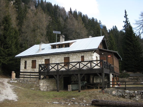 I rifugi in Alto Adige sono gestiti, a seconda della proprietà, dalla Provincia, dall’AVS e dal CAI, nonché da gestori privati. Nella foto, il rifugio Oltradige al Roen. (Foto: USP/Wikimedia Commons)