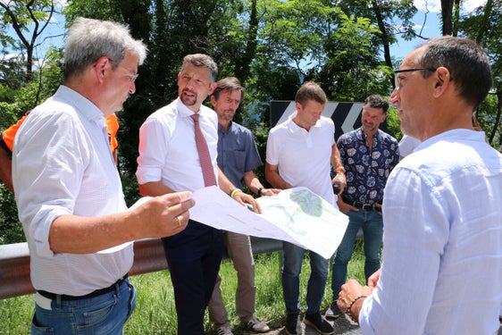 Bürgermeister Paul Romen, Landesrat Daniel Alfreider, Bauleiter Paolo Naccucci, Planer Simon Neulichedl, Helmuth Pichler und Marco Losso vom Straßendienst beim Lokalaugenschein und Baustart auf der Landesstraße in Glaning. (Foto: LPA/Ingo Dejaco)