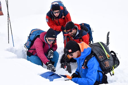 Controllo della situazione neve con i colleghi del Land Tirolo: anche se qui non sembra, l'inverno passato è stato caratterizzato da poca neve e clima mite. (Foto: Land Tirolo)