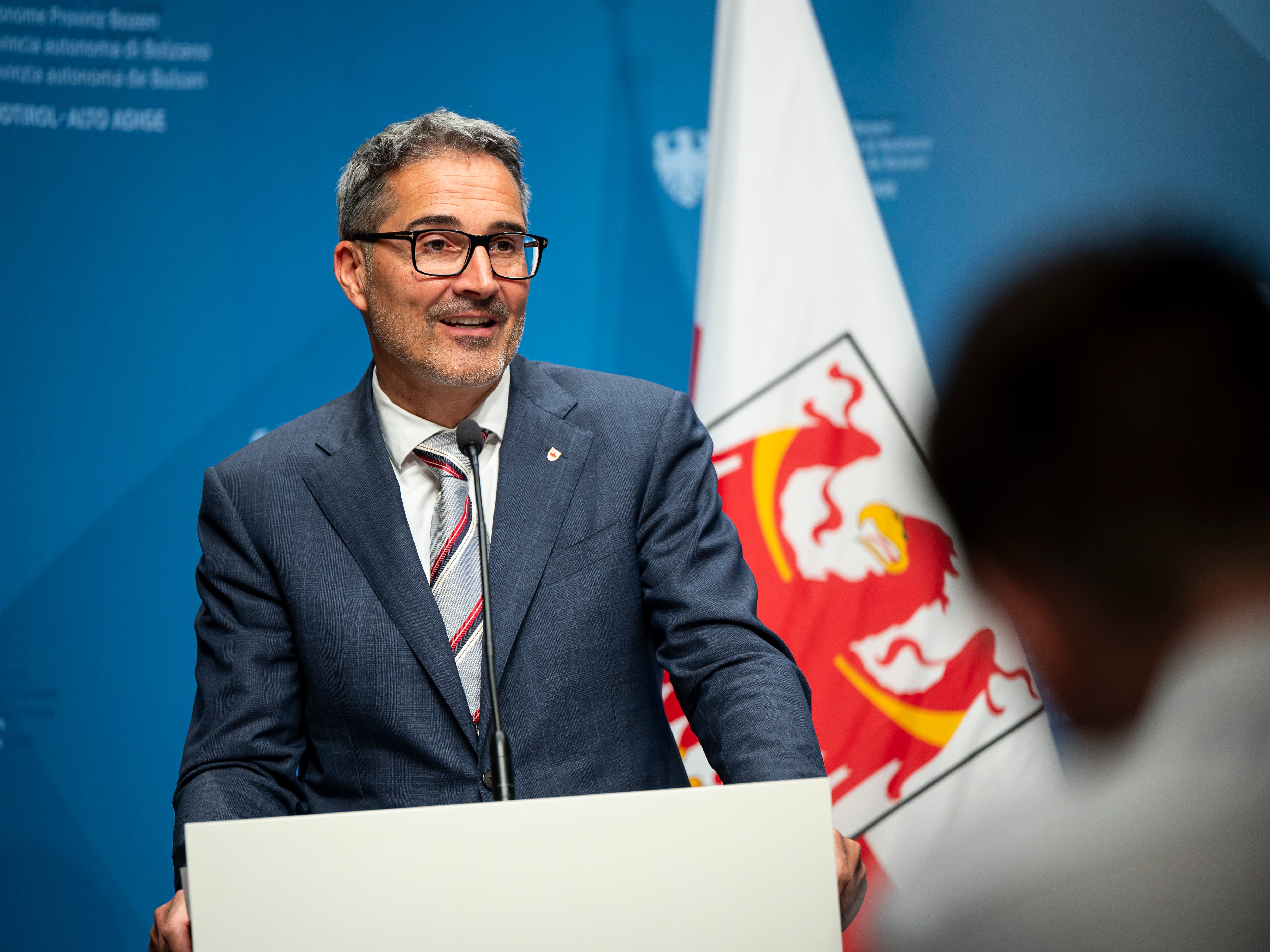 Angesichts der Bedeutung einer bürgernahen Verwaltung für diese Landesregierung und das Handeln der Landesverwaltung ist es ebenso wichtig, die positive Einschätzung der Sozialpartner erhalten zu haben – im Sinne eines partizipativen und gemeinsam getragenen Prozesses. Wir werden mit der bereits angelaufenen Umsetzung unverzüglich fortfahren, betonte Landeshauptmann Arno Kompatscher. (Foto: Fabio Brucculeri)